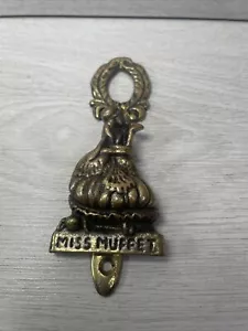 ANTIQUE BRASS 'MISS MUFFET' DOOR KNOCKER Approx 5" TALL x 2" WIDE - Picture 1 of 5