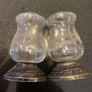 Antique Sterling QUAKER SILVER.WEIGHTED & ETCHED GLASS SALT & PEPPER SHAKERS S&P - Picture 1 of 8