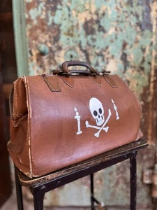 Vintage 30er Jahre braune Leder Arzttasche Halloween Totenkopf und gekreuzte Knochen - Bild 1 von 7