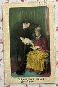 Postal vintage de 1911 "La suegra te mantiene ocupada, ¡escucho!" humorística - Imagen 1 de 3