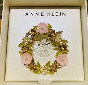 Broche Pin Vintage Anne Klein Flores Rosas y Perlas Semillas Imitantes Tono Dorado CAJA NUEVA - Imagen 1 de 2