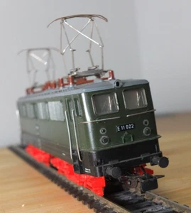 PIKO 5/6205 HO gauge E11 Electric Locomotive in DR green livery - Picture 1 of 11