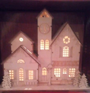Casa iluminada exclusiva Hallmark 2014 escena de pueblo de madera exhibición de Navidad - Imagen 1 de 6