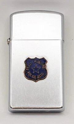 Encendedor Slim Zippo 1964 de la Asociación de Policía Municipal de Texas Foto 1 de 4