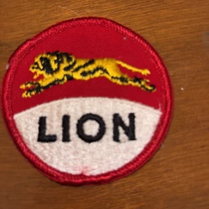 Vintage Löwe Gas Motoröl Uniform Aufnäher rund Mitarbeiter Benzin - Bild 1 von 2