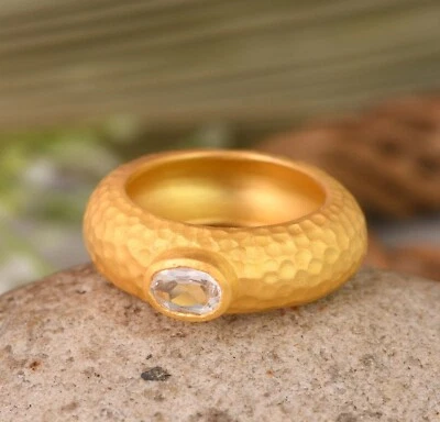 Anillo de piedras preciosas de banda ancha anillo ovalado de oro amarillo con cuarzo cristalino Foto 1 de 4
