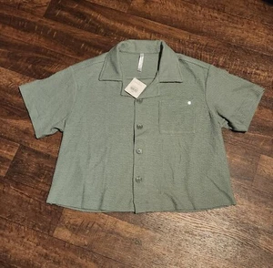 Fabletics Women's Crinkle Knit Boxy Button Down Shirt Size Medium NWT - Picture 1 of 10