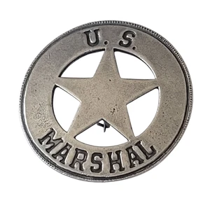 Insignia redonda de mariscal de Estados Unidos - Prendedor insignia de mariscal de Estados Unidos coleccionable occidental con acabado plateado - Imagen 1 de 2