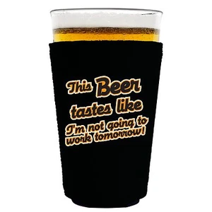Esta cerveza sabe a... Vidrio pintado divertido o taza de fiesta Coolie de I'm Not Going to Work - Imagen 1 de 7
