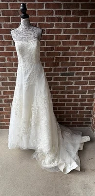 Vestido de novia talla 4 OLEG CASSINI sin tirantes marfil aplicación con cuentas Foto 1 de 4