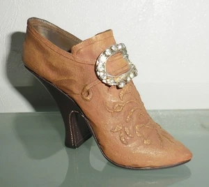 VINTAGE KAIN WILLITTS SHOE FIGURINE JUST THE RIGHT SHOE TEETERING COURT DESIGN - Picture 1 of 4