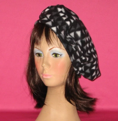 Boina hecha a mano - polar - negra - triángulos - talla única Foto 1 de 2