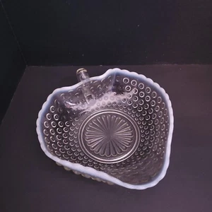 Pañal blanco opalescente transparente Hobnail vidrio corazón/pala plato de caramelo en forma de 6,5" - Imagen 1 de 11