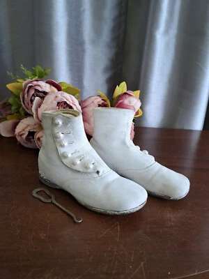 Botas y gancho para niños victorianos antiguos de cuero blanco de finales de 1800 con botones altos Foto 1 de 4