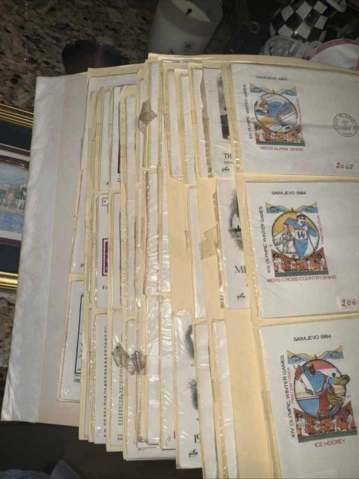 Lot of 327 U.S. First Day Covers 1970s1980s Mixed Cachets Fleetwood ArtCraft Etc - Image 1 of 4
