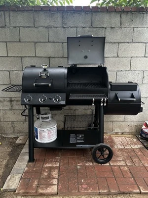 Parrilla ahumadora offset Oklahoma Joe's Foto 1 de 4