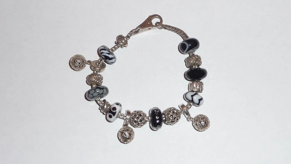 Trollbeads Armband  / Bettelarmband mit 17 Beads/Charms, silber / schwarz - Bild 1 von 1