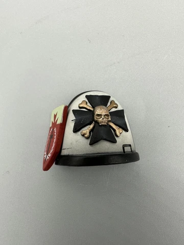 JOYTOY Warhammer 40k Space Marines Black Templars Emperor’s Chosen Pauldron Cover