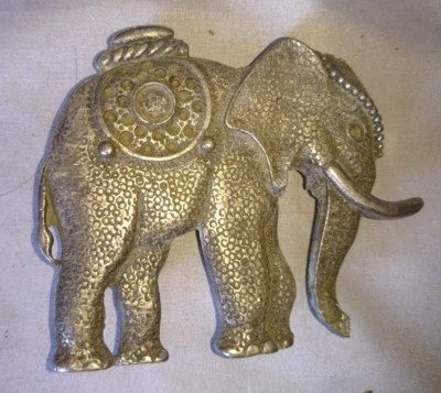 ANCIENNE BOUCLE DE CEINTURE FIGURINE UN ELEPHANT EN METAL ARGENTE 1980 - Photo 1/4