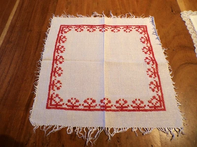 Linge ancien 1 Napperon en lin blanc avec broderies rouges et franges - Photo 1/2