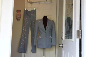 ESCADA WUNDERSCHÖNER 1 OF A KIND HELLBLAUER HOSENANZUG MIT ROSEN VERZIERT GR. 34 - Bild 1 von 20