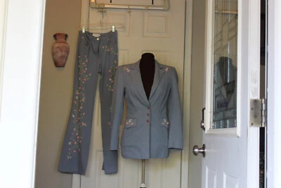 ESCADA PRECIOSO TRAJE PANTALÓN AZUL CLARO ÚNICO ADORNADO CON ROSAS TALLA 34 Foto 1 de 4