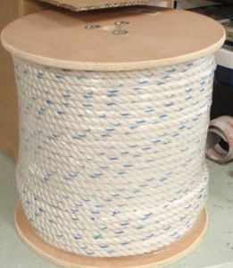 ROPE PREMIUM 3 STRAND TWISTED NYLON 1/2X600FT TRACER LINE 47810 SEACHOICE ROPE - Foto 1 di 1