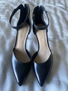 Saks Fifth Avenue Damen-Absätze schwarz spitz zulaufend Knöchelriemen Größe 7,5 M neu mit Etikett - Bild 1 von 5