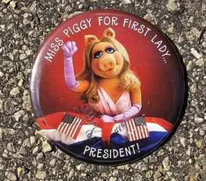 De colección MUPPETS Pinback MISS PIGGY PARA PRIMERA DAMA Presidente Elecciones Políticas - Imagen 1 de 1