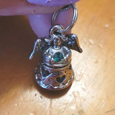 Collar medallón de oración Lil Angel con gema verde piedra de nacimiento de mayo cadena de plata de 18-20" Foto 1 de 4