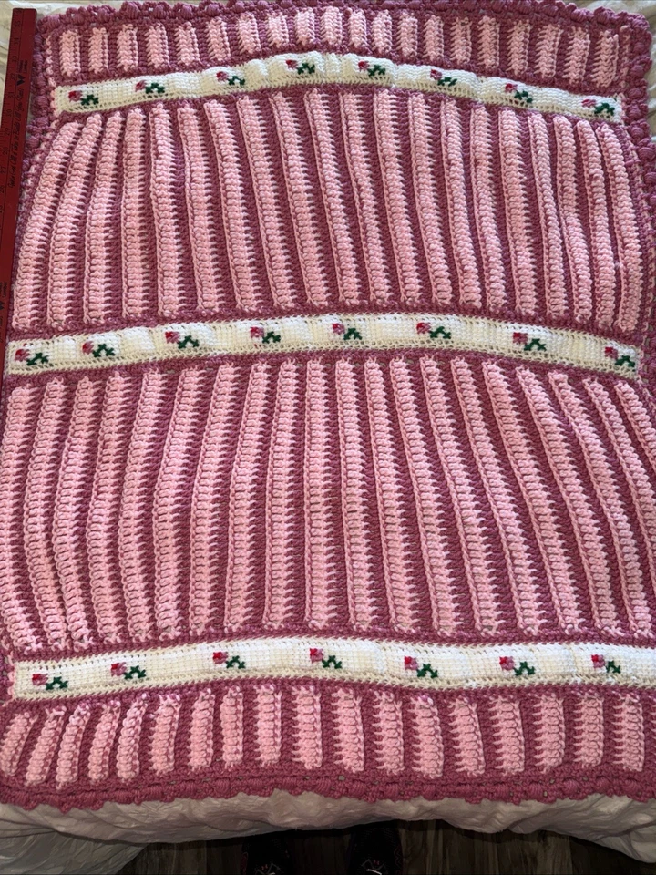 Hermosa manta colcha de cuna colcha vintage hecha a mano rosa ganchillo 36x30 Foto 1 de 4