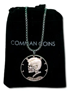 1964 Hobo Moneta Tagliata Moneta Collana Teschio JFK Kennedy Goth Gioielli Arte Mezzo Dollaro - Foto 1 di 4