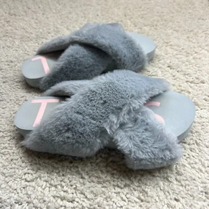 Toms Susie Faux Fur Slippers Slides Womens Size 9 Gray Casual Comfort Cozy - Picture 1 of 6