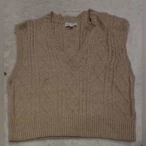 And Now This Pulloverweste mit Zopfmuster aus recycelter Mischung erhältlich in Größe L - Bild 1 von 5