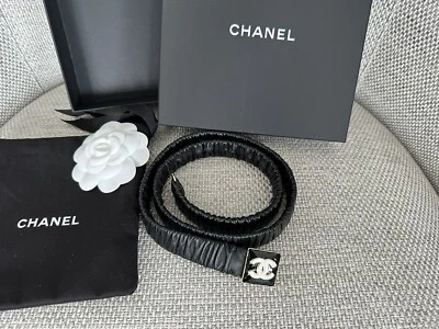 Cinturón elástico Chanel 22A negro de piel de cordero 100 % auténtico sin usar, en caja con logotipo CC de resina Foto 1 de 4