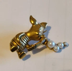 DISNEY GOLD TONE  PIGLET BLOWING BUBBLES WITH FAUX PEARLS PIN FREE SHIPPING! - Picture 1 of 2