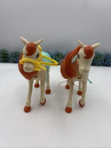 2 Barbie Hugs’n Pferde Pony mit rotem Mähnensattel und Zaumzeug beweglicher Kopf & Hals! - Bild 1 von 10