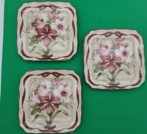 3 Pezzi 222 Quinta Yuletide Celebrazione Amaryllis Antipasto Piatti Snack 6-1/4" - Foto 1 di 5