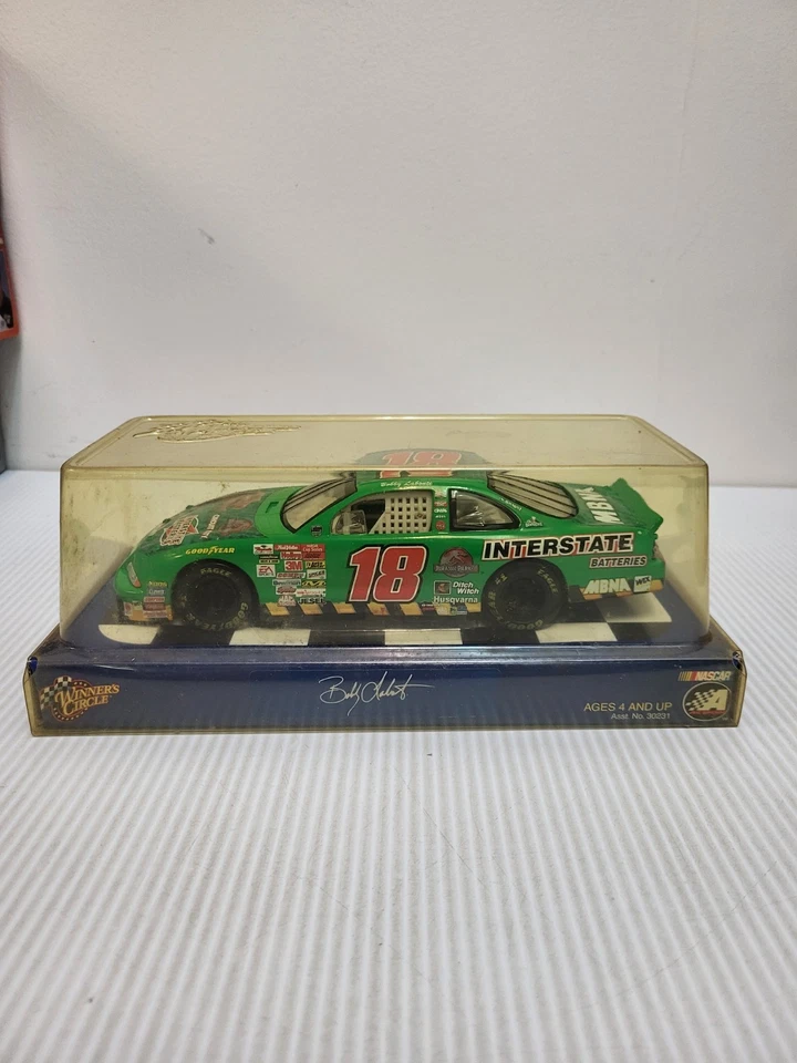 BOBBY LABONTE #18 INTERSTATE 电池 JURASSIC PARK WINNERS CIRCLE 1:24 2002 — 第 1/2 张图片