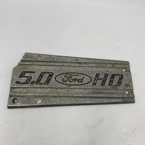 Placa de admisión de aluminio Ford Mustang 5,0 L HO emblema OEM esquina rota - Imagen 1 de 10