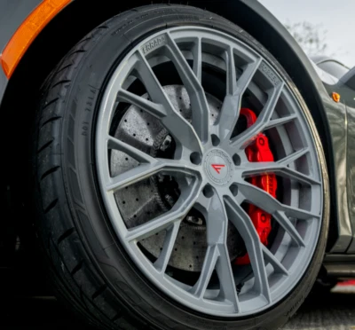 RUEDAS ESCALONADAS FERRADA FR9 GRIS TORMENTA 20" PARA DODGE CHALLENGE Y CARGADOR Foto 1 de 4