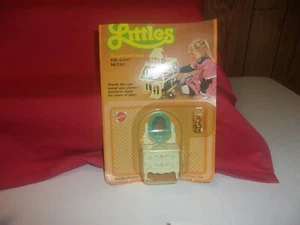 The littles Vintage 1980 Metal Doll House bedroom Furniture dresser & lamp - Picture 1 of 1