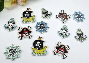 5 Knöpfe Pirat Skull Maritim Schiff Anker Knöpfe Kinder Jungen schwarz weiß rot - Bild 1 von 7