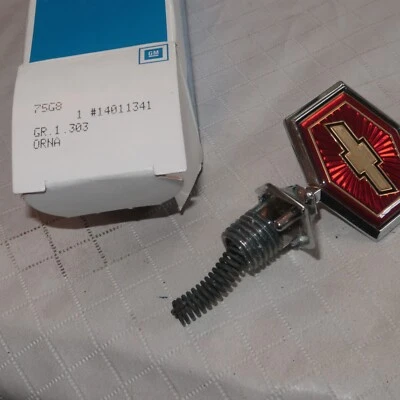 Ornamento emblema capô Malibu Chevy El Camino 1981-83 NOS 80-87 14011341 02AB3 ZZ - Imagem 1 de 4