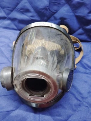 3M™ Scott™ AV2000 Full face Respirator with Kevlar Head Harness Gas Mask Size M - Image 1 of 3