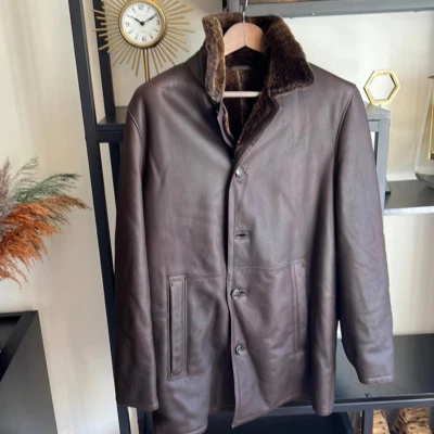 Preciosa chaqueta de cuero con interior de piel de oveja. Calidad increíble. Foto 1 de 4