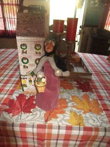 Byers Choice Caroler Victorian Grandparent With Basket - 2002 w/ Box - Picture 1 of 2