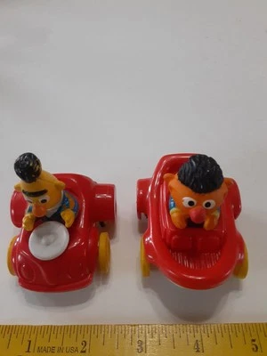 Coche de juguete rojo plástico Bert y Ernie de Plaza Sésamo de colección Foto 1 de 3