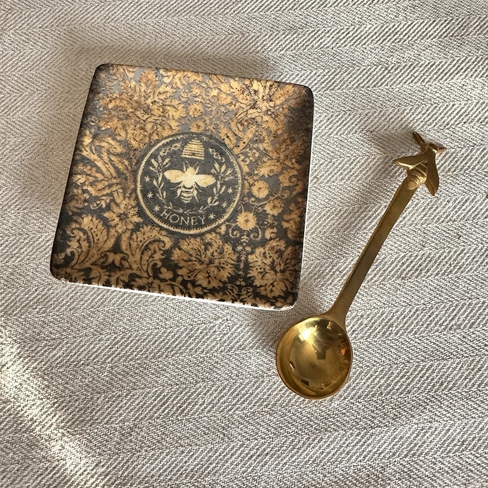"Plato de baratija Creative Co Op cuadrado miel abeja 3,75"" con cuchara dorada miel abeja" Foto 1 de 1