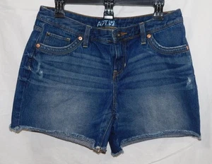 GW - Ms. Frayed Leg Denim Shorts from Apt. 9 - Medium Wash - Sz 8 - Picture 1 of 2